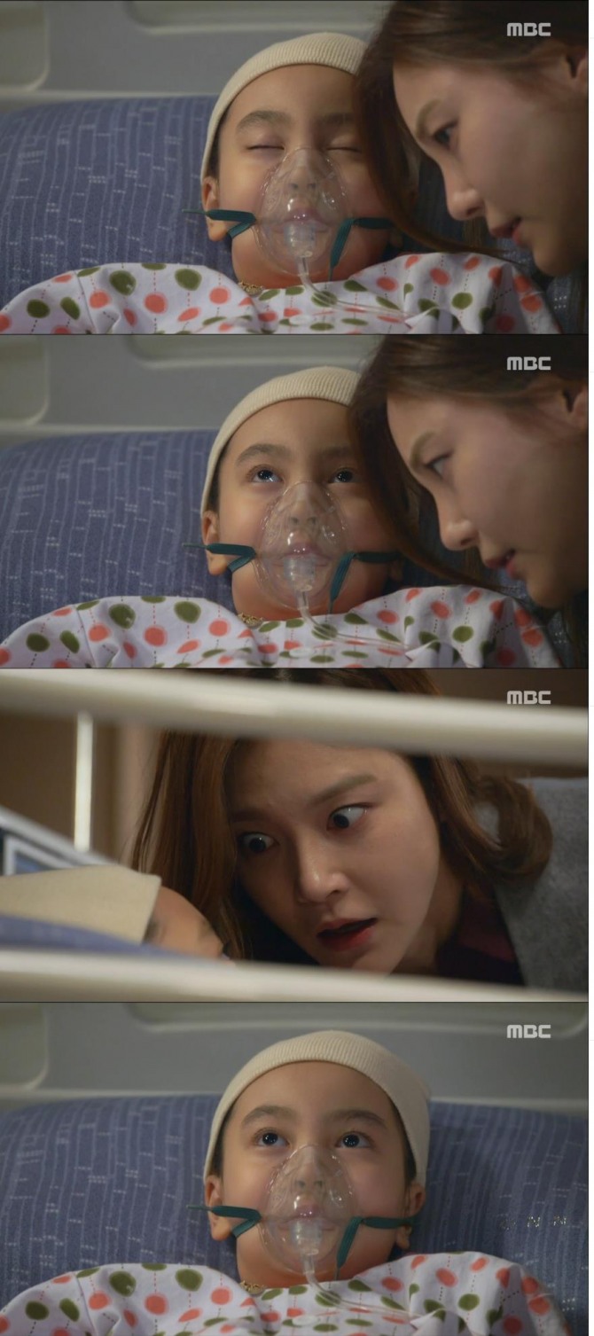 16일 방송된 MBC월화극 '화려한 유혹'에서 신은수(최강희)가 쓰러졌다가 일어난 강석현(정진영)을 데리러 간 사이 몰래 미래(갈소원) 병실에 침입한 강일주(차예련)는 미래가 눈을 뜨자 경악한다./사진=MBC방송 캡처