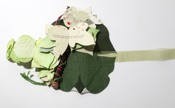 강진숙 작 아기 칡과 오리나무 할머니, 한지 장지, 종이, 나무, 지끈, 리본, 17x33cm, 2009