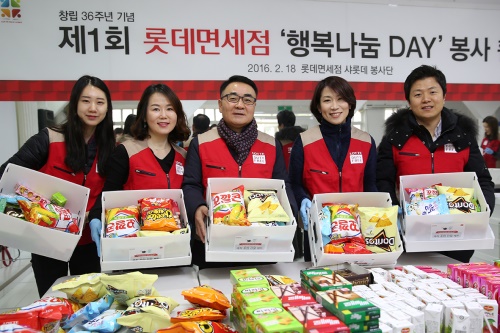 18일 롯데면세점 장선욱 대표이사와 본사 봉사단(LUV) 임직원 60여명이 창립 36주년을 맞아 중구 남산원보육원에서 생활물품 기증식과 환경정화 및 세탁 봉사활동의 시간을 가졌다. 간식박스만들기 봉사활동 후 장선욱 롯데면세점 대표이사(왼쪽에서 세 번째)와 임직원들이 기념촬영을 하고 있다.