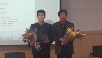 함께해요 ! 희망 곡성( 군수 유근기)  정보화농업연구회 회장 이취임식이 진행되었다.  한상길 전 회장(좌),김찬룡 신임회장(우) [사진제공 장구호 연구회 홍보단장]