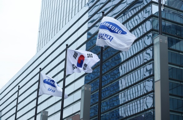 서울 서초동 삼성전자 서초사옥에 태극기와 삼성전자 깃발이 휘날리고 있다.