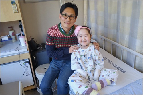 수술 후 밝은 표정의 엥흐빌레그 양과 김광일 따뜻한하루 대표./사진=따뜻한하루
