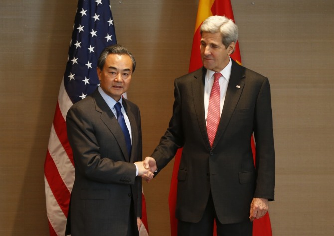 미국의 존 케리 국무장관(오른쪽)과 중국의 왕이 외교부장은 23일(현지시간) 미국 워싱턴D.C. 국무부 청사에서 유엔안보리의 대북재제 결의안에 대해 논의했다./사진=뉴시스