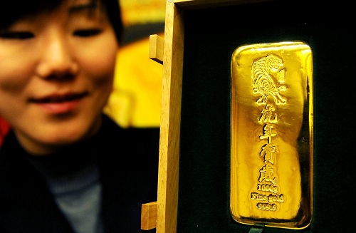 국제 금가격이 큰 폭으로 올랐다. 영국의 브렉시트 소동 등으로 세계경제가 다시 불안해지고 있는 데 따른 것으로 보인다. 금 시장으로 자금이 쏠림에 따라 뉴욕증시 다우지수 코스피 코스닥 등 세계 증시에 악재다.