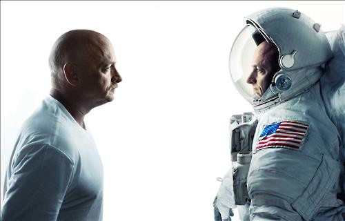 NASA의 쌍둥이 연구에 참여한 우주인 스콧 켈리(오른쪽)와 지구에 남은 쌍둥이 형 마크 켈리/사진=NASA 홈페이지