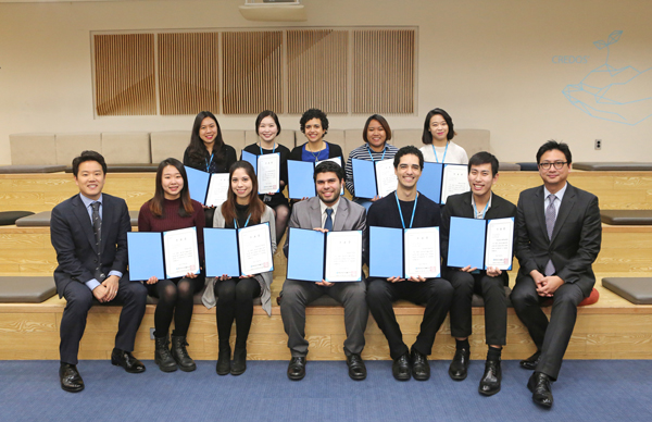 동아쏘시오그룹 제4기 글로벌 인턴십 수료식에서 임직원과 글로벌 인턴 10명이 기념사진을 찍고 있다.