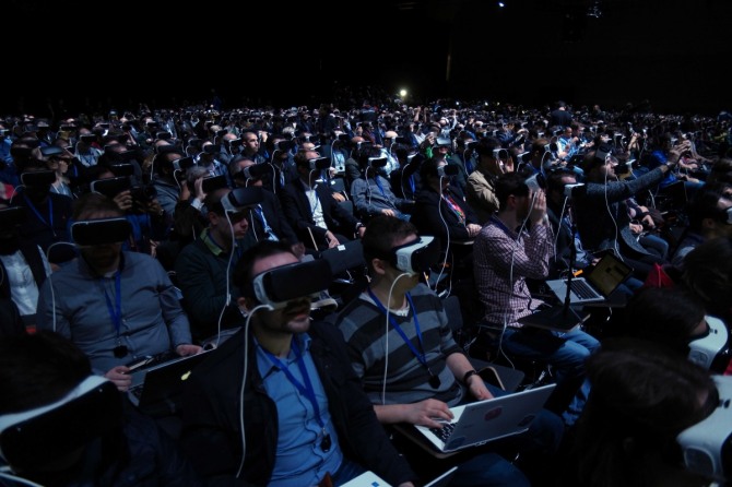 '삼성 갤럭시 언팩 2016’행사에서 참석자들이 '기어 VR'을 착용하고 가상 현실을 통해 제품 소개를 즐기는 모습  