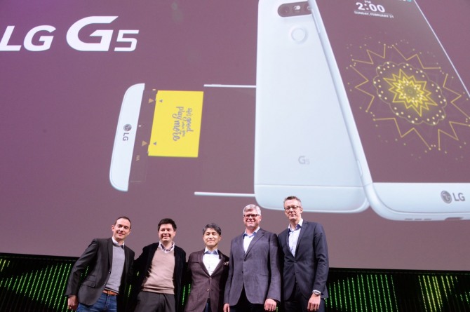 지난달 21일(현지시각) 스페인 바르셀로나에서 열린 'LG G5 Day'에 참석한 조준호(가운데) LG전자 MC사업본부장 사장이 참석 내빈들과 기념촬영을 하고 있다. 