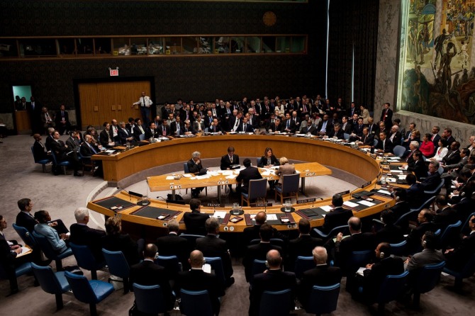 유엔 안전보장이사회에서 회의하는 장면.