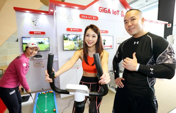 BC카드 소속 골프선수 김혜윤(사진 왼쪽), 모델(사진 가운데), 국민 헬스트레이너 숀리(사진 오른쪽)이 골프퍼팅, 헬스바이크, 헬스밴드 서비스를 시연하고 있는 모습