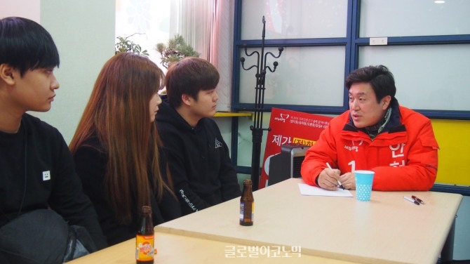 안형환 예비후보와 청년멘토단이 청년정책에 대해 토론을 벌이고 있다.