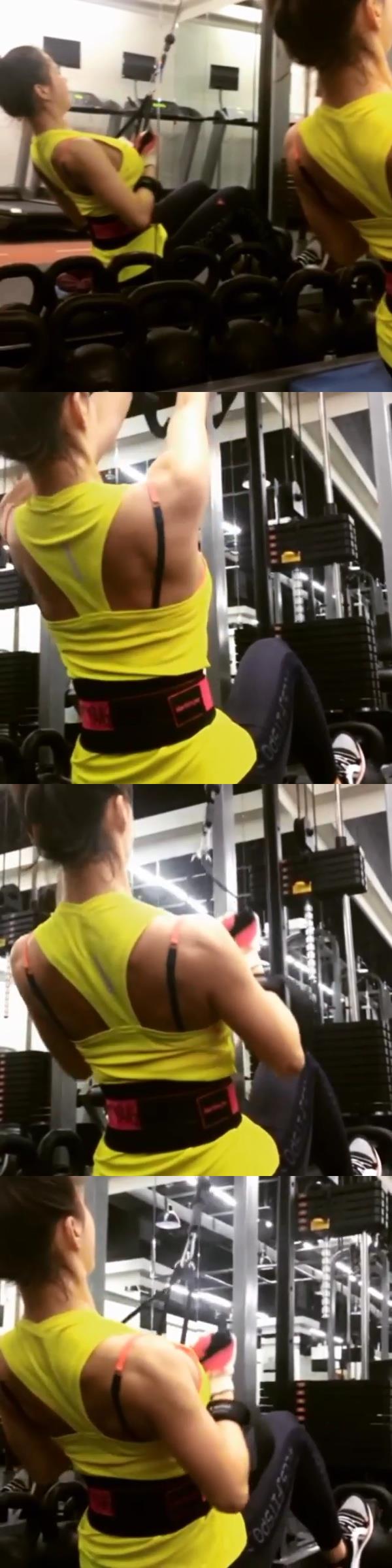 레이양이 4일 자신의 SNS에 홈짐 위에 앉아서 등운동을 하는 동영상을 공개했다./사진=인스타그램 캡처