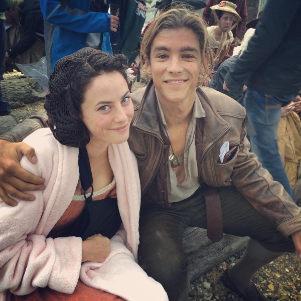 영국 여배우 카야 스코델라리오(왼쪽)가 5일 자신의 SNS에 차기작 '캐리비안의 해적 5;죽은 자는 말이 없다'에 함께 출연하는  동료 브렌튼 스웨이츠(오른쪽)와 같이 찍은 사진을 공개했다./사진=인스타그램 캡처