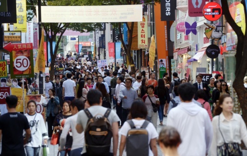 중국인 관광객들로 시민들로 붐비고 있는 서울 명동/ 사진=뉴시스