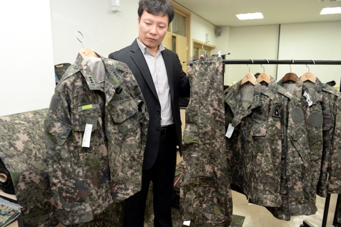 중국에서 만든 짝퉁 전투복을 국내에 반입해 유통시키려한 일당 2명이 9일 경찰에 붙잡혔다. 사진은 지난 해 11월 적발된 짝퉁 전투복 야상./사진=뉴시스