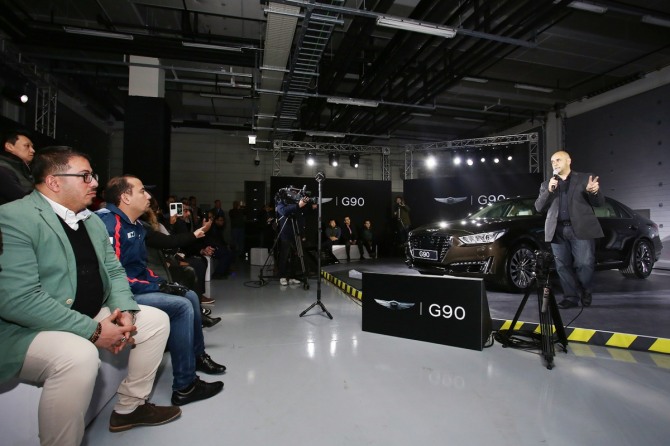 용인 스피드웨이 서킷에서 중동의 유명 자동차 전문 프로그램인 '모터쇼(MotorShow)'의 진행자 나딤 메하나(Nadim Mehanna)가 제네시스 G90(국내명 EQ900)와 현대차의 신차를 소개하고 있다.