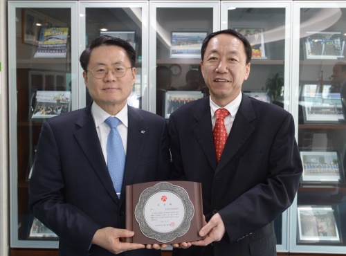 (사진 왼쪽) 김재수 aT 사장
