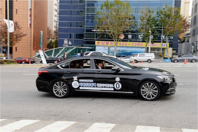지난해 현대차가 진행한 제네시스 자율주행차 시험운행 모습.