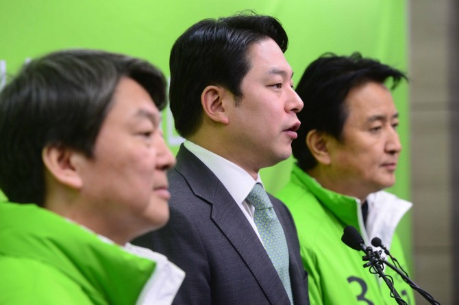 더불어민주당 공천에서 배제된 정호준 의원이 16일 서울 마포구 국민의당사에서 입당 기자회견을 하고 있다.  / 사진 = 뉴시스