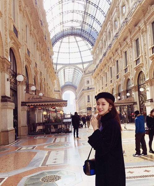 이탈리아 밀라노를 여행중인 이성경/사진=인스타그램 캡처