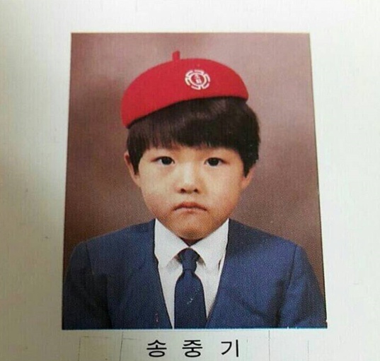 배우 송중기 유치원 졸업 사진/사진=송중기 팬클럽 인스타그램 캡처