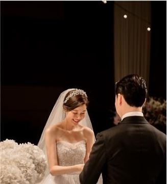배우 김하늘(37)이 19일 낮 신라호텔 다이너스티홀에서 1세 연하의 사업가와 비공개 결혼식을 올렸다./사진=SM C&C 제공