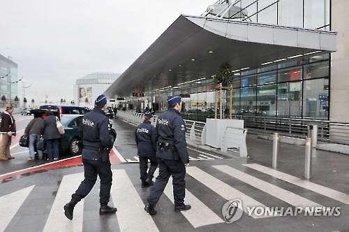 브뤼셀 공항을 경비 중인 경찰 자료사진./사진=연합