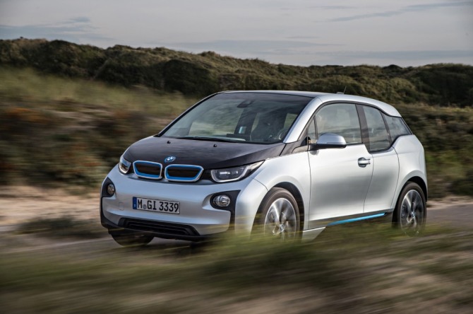 BMW i3 생산현장에서는 기계와 설비가 대부분의 일을 자동으로 처리하고 사람은 단지 중간 중간 필요한 조치나 기계가 하기 어려운 일을 도와주는 수준으로 일하고 있다.