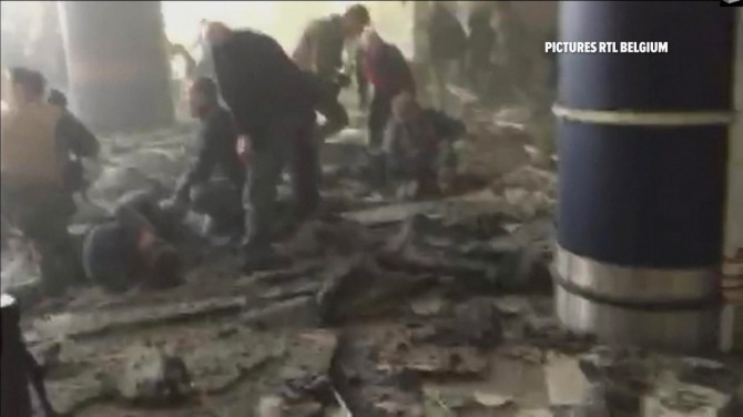 벨기에 브뤼셀 공항에서 22일 오전(현지시간) 연쇄폭탄테러가 발생한 후 천정 일부가 무너져 내린 가운데 여기저기 사상자들이 쓰러져 있다. 사진은 벨기에 RTL 방송 캡처 화면. / 사진 = 뉴시스