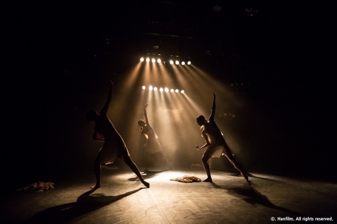 최효진 안무의 '비상착륙'