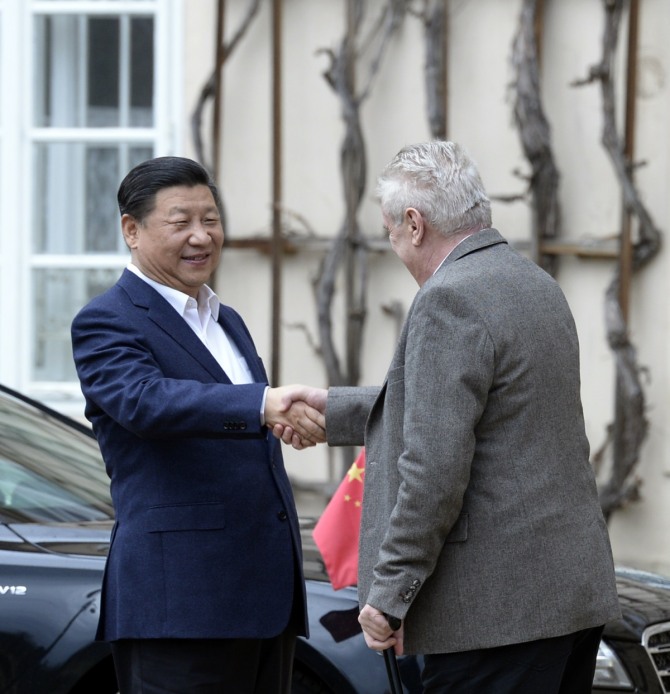 시진핑 중국 국가주석이 28일(현지시간) 체포 프라하에서 밀로시 제만 대통령과 만나 악수하고 있다. 시 주석은 이날 1949년 양국 수교 이후 67년 만에 처음으로 체코를 국빈 방문했다. / 사진 = 뉴시스 