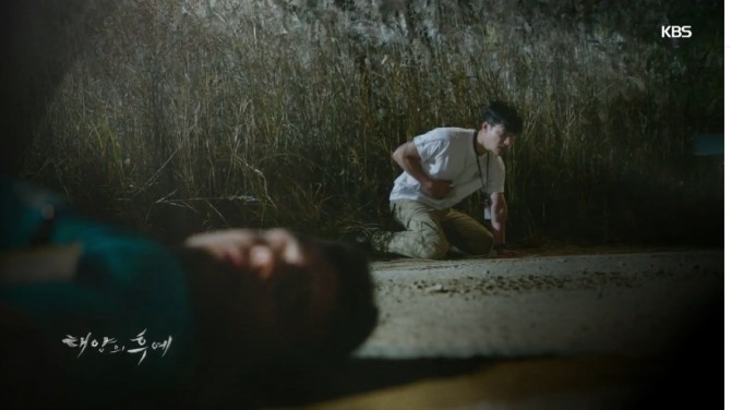 30일 밤 방송되는 KBS2' 태양의 후예'에서 약품 차량을 괴한에게 탈취당한 채 배를 움켜쥐고 쓰러져 있는 다니엘 역의 조태관/사진=KBS2 방송 캡처