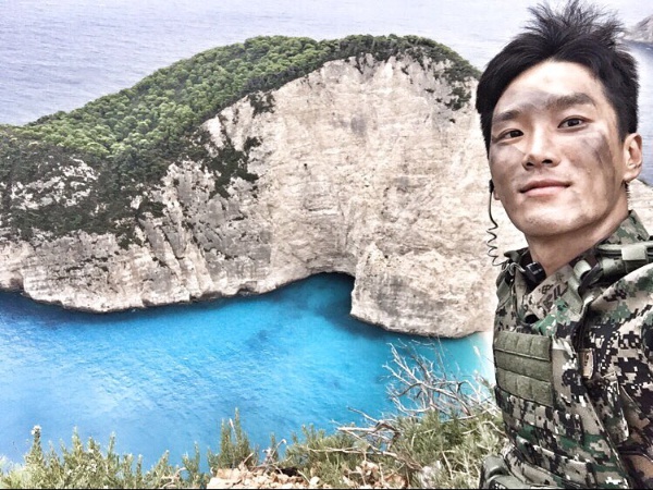 '태양의 후예'에서 임중사로 출연하는 안보현이 '위장이 그립다'라는 글과 함께 올린 컷./사진=인스타그램 캡처