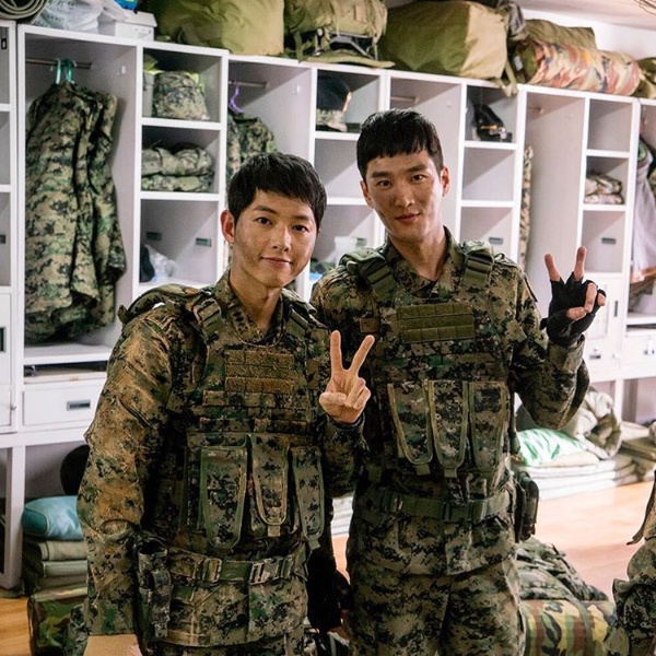 안보현(오른쪽)이 '(시청률) 30%가자'며 송중기와 함께 담은 투샷/사진=안보현 인스타그램 캡처
