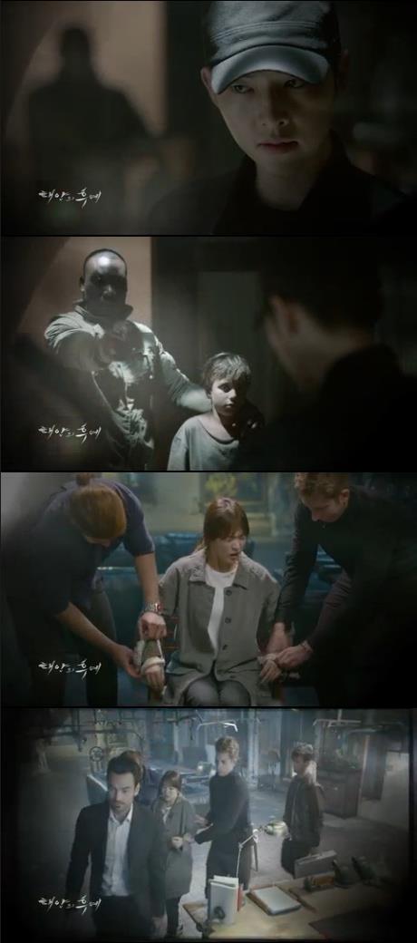 31일 밤 방송되는 KBS2 수목드라마 '태양의 후예' 12화에서 강모연(송혜교)을 구하기 위해 단독으로 아구스의 아지트로 침입한 유시진(송중기)은 어린아이를 앞세운 갱단의 위협으로 위기에 처한다./사진=KBS2 방송 캡처