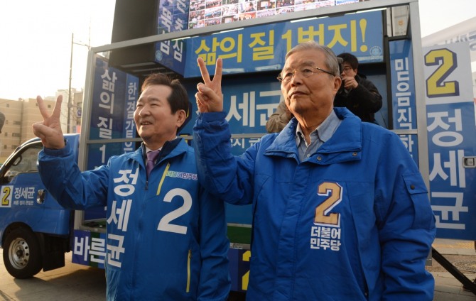 김종인 더불어민주당 비상대책위원회 대표가 31일 오전 서울 동묘역에서 종로 정세균 후보 출근인사 및 유세에 지원유세 하고 있다. / 사진 = 뉴시스