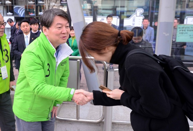 국민의당 안철수 상임공동대표가 31일 서울 성신여대입구역 앞에서 지역 주민들과 인사를 나누며 성북갑 도천수 후보 지원 유세를 하고 있다. / 사진 = 뉴시스