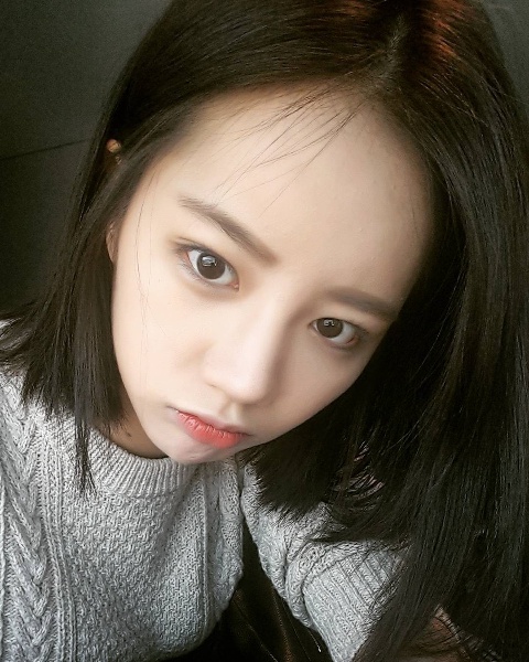 혜리가 3일 오랜만에 셀카! 23살의 봄. 따뜻하다는 글과 함께 공개한 사진으로 청순함이 묻어난다./사진=인스타그램 캡처