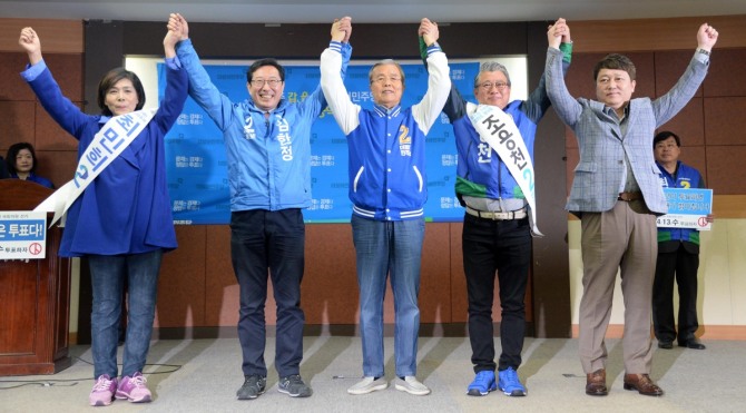 김종인 더불어민주당 비상대책위원회 대표가 7일 오전 경기 남양주시 경춘로 남양주시청에서 남양주갑 조응천(오른쪽 두번째), 남양주을 김한정(왼쪽 두번째), 남양주병 최민희(왼쪽) 후보 공동정책 공약 발표에 앞서 손을 맞잡아 들어올리고 있다. / 사진 = 뉴시스