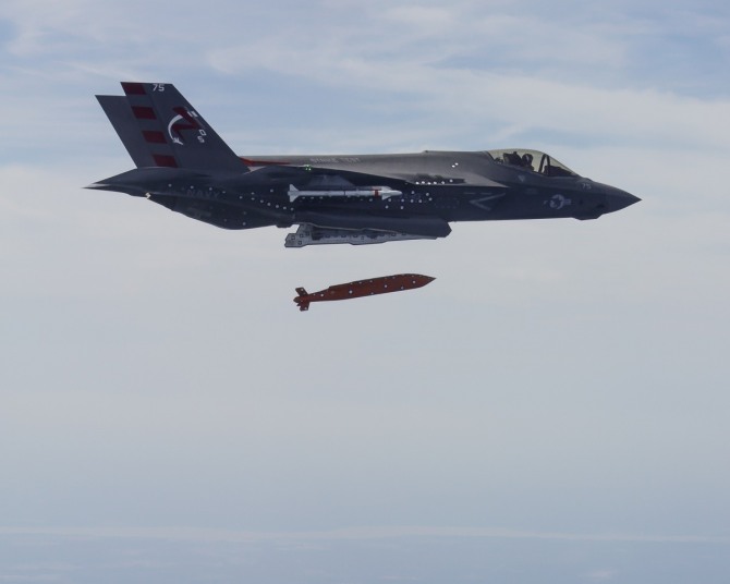 F-35C 합동유도폭탄 발사 시험 모습