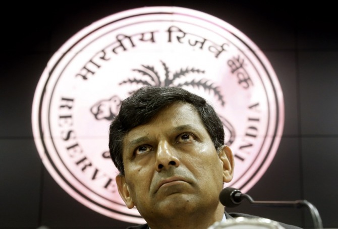 인도 중앙은행(RBI)은 지난 5일 정책금리인 RP금리를 6.50%로 25bp 낮췄다. 사진은 라구람 라잔 인도준비은행(RBI) 총재./사진=뉴시스 