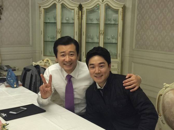 KBS2 수목극 '태양의 후예'에서 외교안보수석 이한수 역으로 활약한 배우 곽인준(왼쪽)과 해성병원 이사장으로 깐깐한 경영진의 면모를 보여주는 한석원 역의 태인호가 다정한 인증샷을 담고 있다./사진=도레미엔터테인먼트 제공