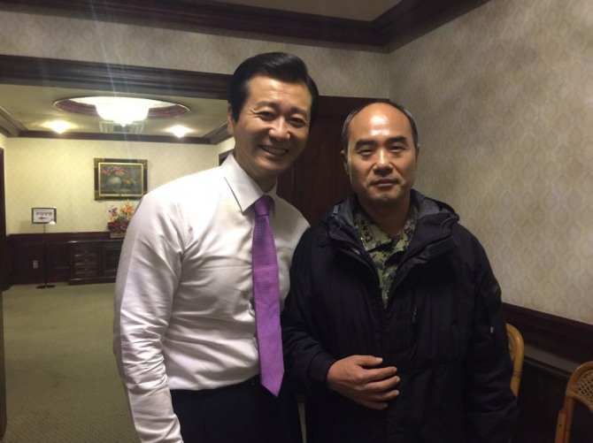 우리 사실 친해요, KBS 2 수목극 '태양의 후예' 12화에서 인질 강모연(송혜교) 구출과 관련, 팽팽한 대립을 펼쳤던 청와대 외교안보 수석 이한수 역의 곽인준(왼쪽)과 윤중장 역의 강신일의 다정한 한때/사진=도레미엔터테인먼트 제공