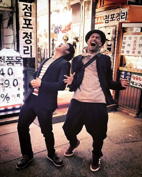 KBS2 인기 수목드라마 '태양의 후예'에서 아구스 역으로 활약했던 데이비드 맥기니스(오른쪽)가 10일 자신의 SNS에 진구씨가 웃긴 포즈 가르쳐 주었어요라는 글과 함께 사진 한 장을 게재하며 방한 중임을 알렸다./사진=인스타그램 캡처