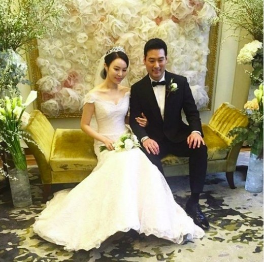 가수 리사가 12일 자신의 SNS를 통해 신랑 이규창 대표와 신부대기실에서 포즈를 취한 웨딩 사진을 게재하며 감사 인사를 전했다./사진=인스타그램 