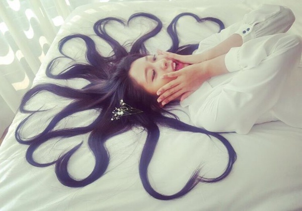 총선 홍보대사인 설현이 머리카락을 하트 모양으로 만든 뒤 투표를 독려하고 있다./사진=인스타그램 캡처