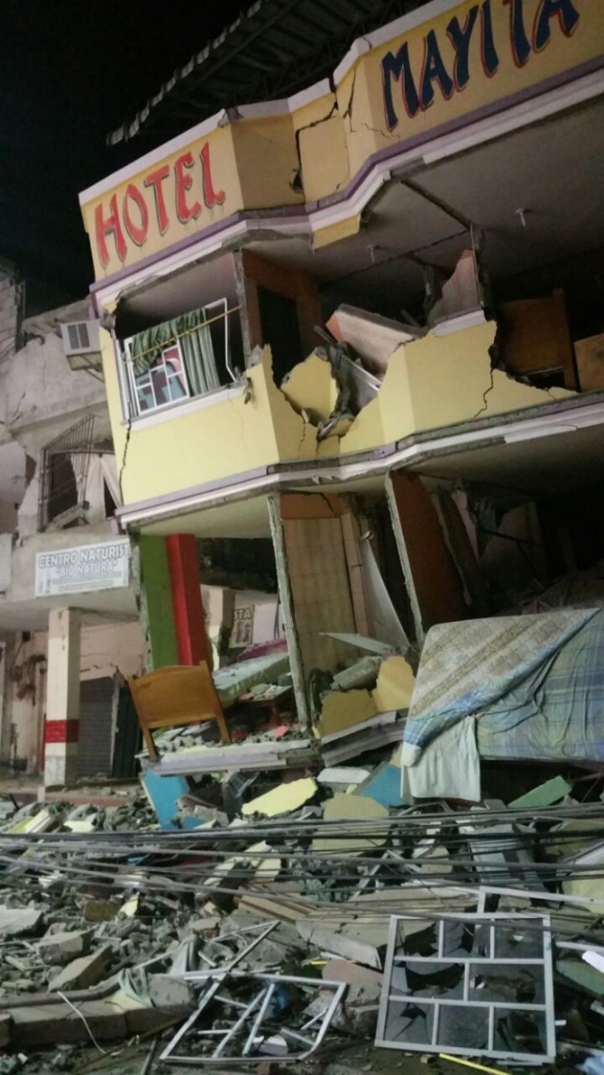 지난 16일(현지시간) 에콰도르 중부 해안지대를 강타한 규모 7.8 지진으로 만타 중심가의 건물이 부서져 기울어져 있다./사진=뉴시스 
