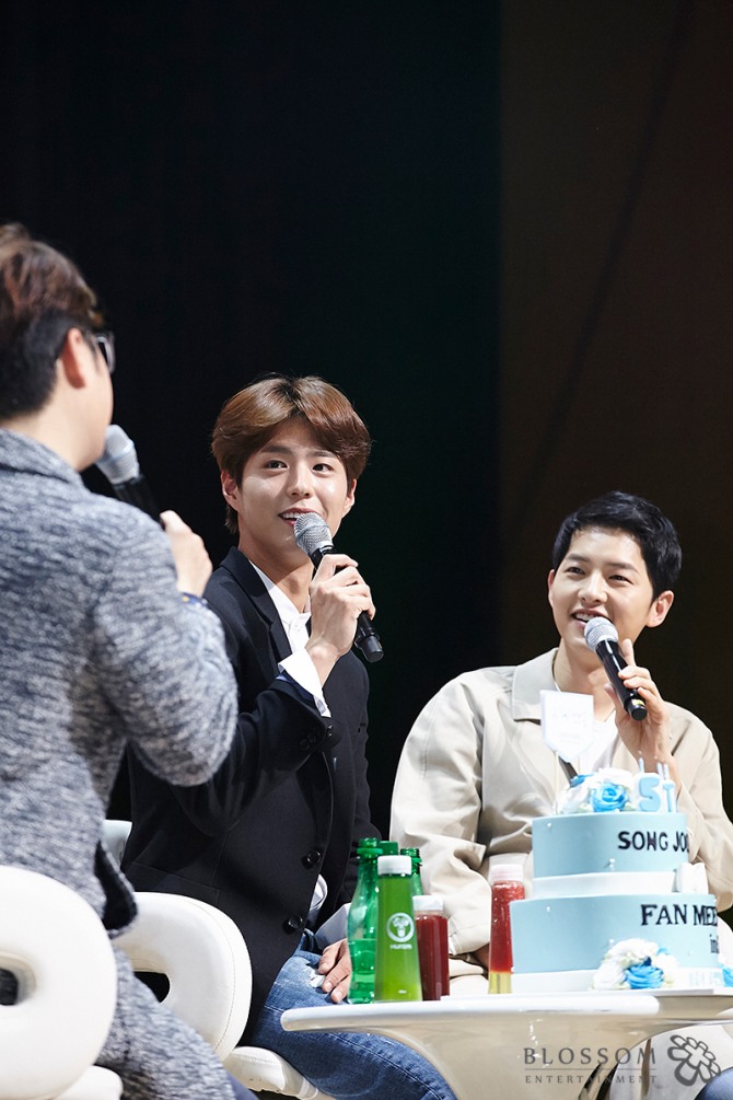 17일 밤 개최된 송중기(오른쪽) 팬미팅에 초대 손님으로 나온 박보검(가운데)이 송중기와의 일화를 소개하고 있다./사진=뉴시스