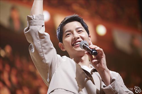 송중기가 17일 경희대학교 평화의 전당에서 열린 팬미팅에서 4000여명의 팬들의 환호에 답하고 있다./사진=블라썸 엔터테인먼트 제공