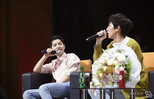 송중기 팬미팅에서 세번째 초대 손님으로 나온 한류스타 이광수(오른쪽)/사진=블라썸 엔터테인먼트 제공